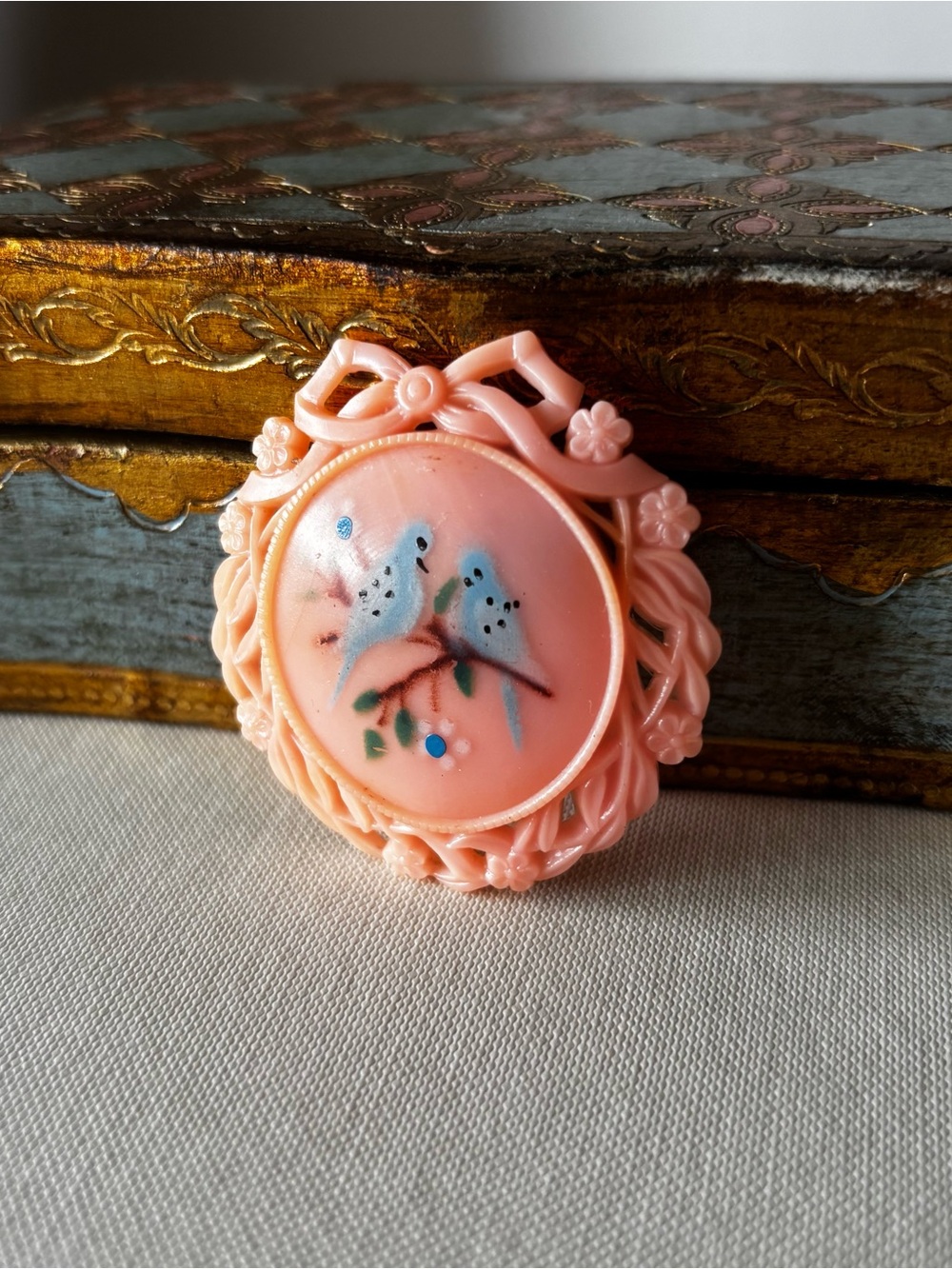 Vintage Pink Early Plastic Hand-painted Bluebirds Brooch - Picture 3 of 8